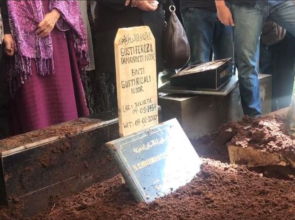 Prosesi Pemakaman Damayanti Noor Istri Mendiang Chrisye