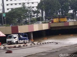 Petugas Terus Sedot Banjir Underpass Kemayoran di Tengah Guyuran Hujan