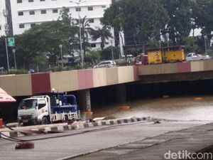 Petugas Terus Sedot Banjir Underpass Kemayoran di Tengah Guyuran Hujan Petugas Terus Sedot Banjir Underpass Kemayoran di Tengah Guyuran Hujan