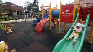 Keceriaan Anak-anak Mengisi Akhir Pekan dengan Bermain di Taman