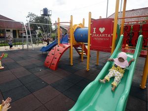 Keceriaan Anak-anak Mengisi Akhir Pekan dengan Bermain di Taman