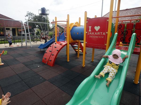 Keceriaan Anak-anak Mengisi Akhir Pekan dengan Bermain di Taman