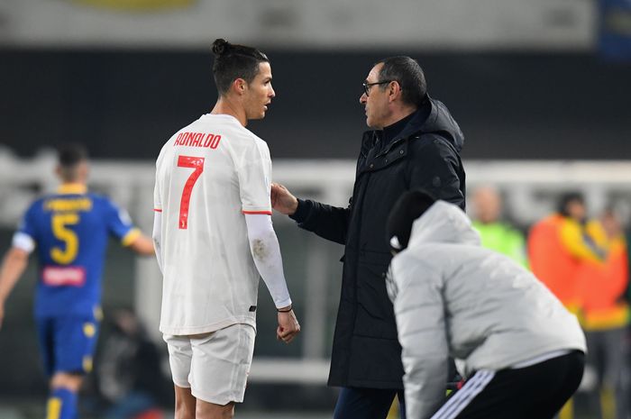 VERONA, ITALY - FEBRUARY 08: Maurizio Sarri head coach of Juventus issues instructions to Cristiano Ronaldo of Juventus during the Serie A match between Hellas Verona and Juventus at Stadio Marcantonio Bentegodi on February 8, 2020 in Verona, Italy. (Photo by Alessandro Sabattini/Getty Images)