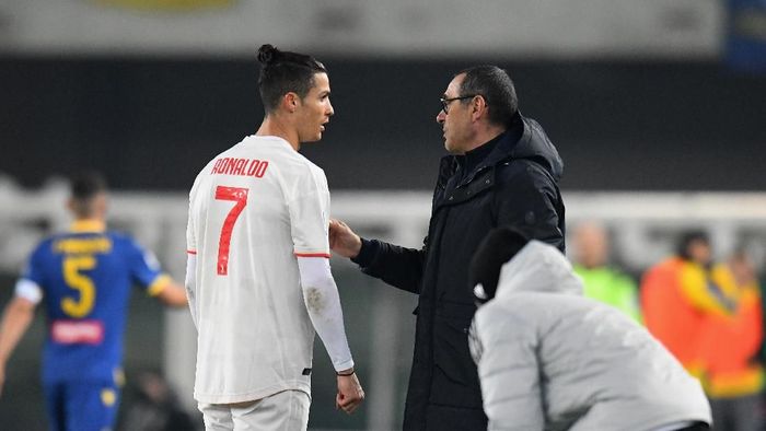 VERONA, ITALY - FEBRUARY 08: Maurizio Sarri head coach of Juventus issues instructions to Cristiano Ronaldo of Juventus during the Serie A match between Hellas Verona and Juventus at Stadio Marcantonio Bentegodi on February 8, 2020 in Verona, Italy. (Photo by Alessandro Sabattini/Getty Images)