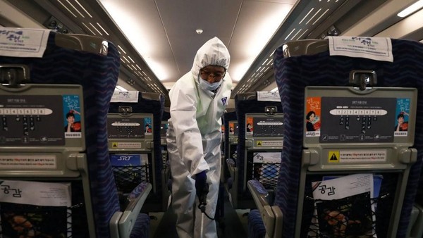 1197578978 BEIJING, CHINA - JANUARY 30: A sign instructs shoppers to wear protective masks at a mall on January 30, 2020 in Beijing, China. The number of cases of a deadly new coronavirus rose to over 7000 in mainland China Thursday as the country continued to lock down the city of Wuhan in an effort to contain the spread of the pneumonia-like disease which medicals experts have confirmed can be passed from human to human. In an unprecedented move, Chinese authorities put travel restrictions on the city which is the epicentre of the virus and neighbouring municipalities affecting tens of millions of people. The number of those who have died from the virus in China climbed to over 170 on Thursday, mostly in Hubei province, and cases have been reported in other countries including the United States, Canada, Australia, Japan, South Korea, and France. The World Health Organization has warned all governments to be on alert, and its emergency committee is to meet later on Thursday to decide whether to declare a global health emergency. (Photo by Kevin Frayer/Getty Images)