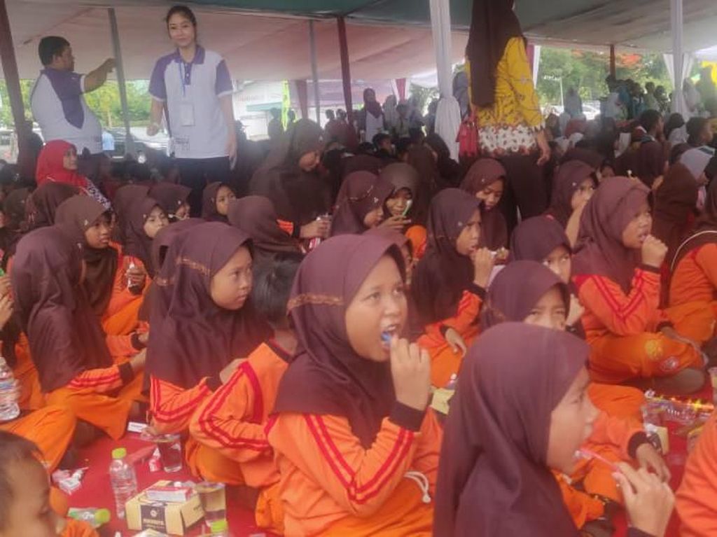 1.120 Anak SD di Tuban Ikuti Kegiatan Sikat Gigi Massal