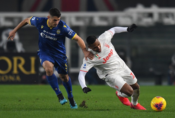 VERONA, ITALY - FEBRUARY 08: Davide Faraoni of Hellas Verona  competes for the ball with Alex sandro of Juventus during the Serie A match between Hellas Verona and  Juventus at Stadio Marcantonio Bentegodi on February 8, 2020 in Verona, Italy.  (Photo by Alessandro Sabattini/Getty Images)