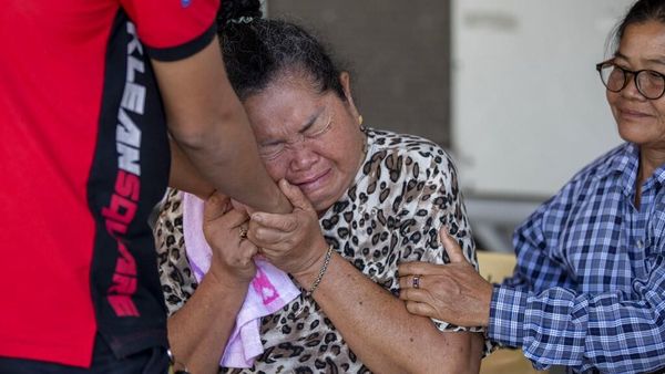 Potret Tangis Keluarga Korban Penembakan di Thailand
