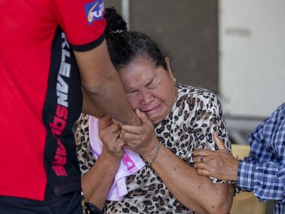Potret Tangis Keluarga Korban Penembakan di Thailand