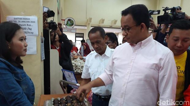 Anies Baswedan dalam kegitan 'Operasi Pasar Cabai dan Bawang Putih di 22 Pasar DKI Jakarta'