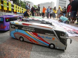 Ketika Bus Replika Parkir di CFD Jakarta