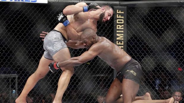 Respons Jones Usai Menang Kontroversial atas Reyes di UFC 247