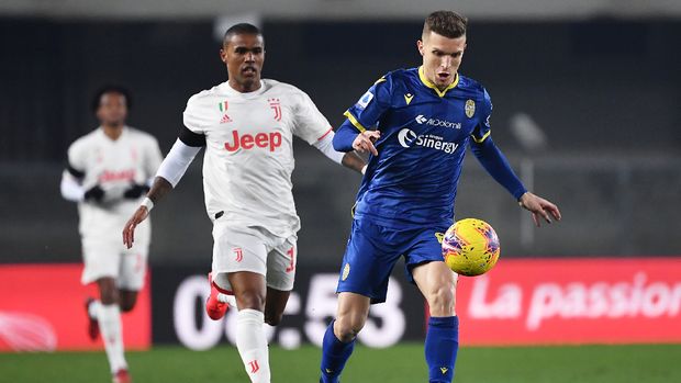 Verona kalahkan Juventus 2-1. (