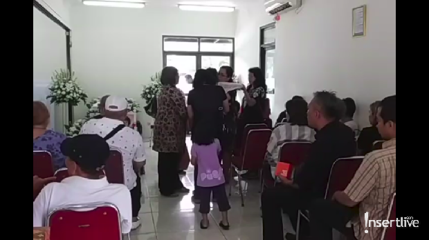 Suasana rumah duka anak Karen Pooroe