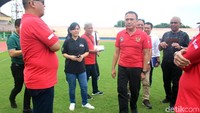 Iwan Bule sapaan Ketum PSSI melihat langsung kondisi stadion Gelora Delta. Rombongan Ketua PSSI tiba di stadion, Minggu (9/2/2020) sekitar pukul 14.15 WIB.