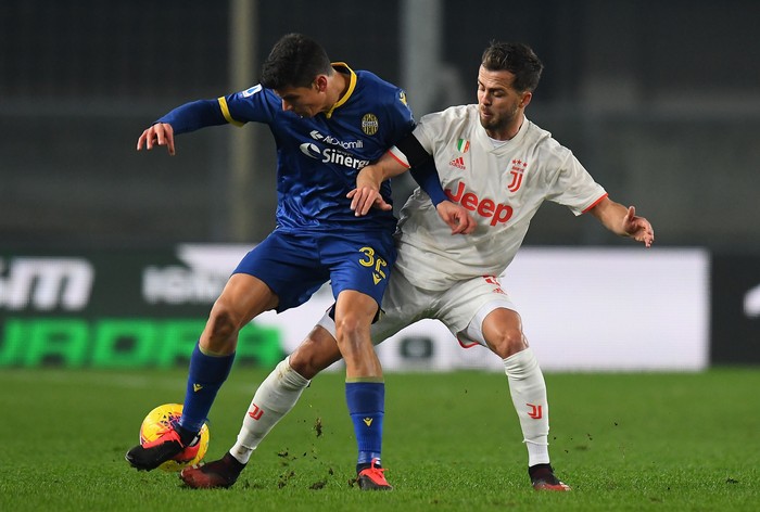 VERONA, ITALY - FEBRUARY 08: Mattia Pessina of Hellas Verona competes for the ball with Mirelam Pjanic of Juventus during the Serie A match between Hellas Verona and  Juventus at Stadio Marcantonio Bentegodi on February 8, 2020 in Verona, Italy.  (Photo by Alessandro Sabattini/Getty Images)