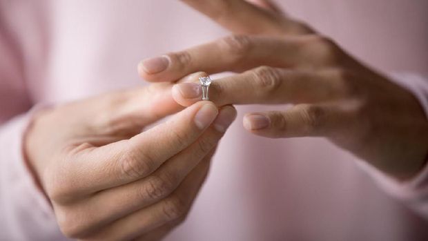 Close up of decisive woman take off wedding ring make decision breaking up with husband, young female remove engagement jewelry having relationships problems filing for divorce or annulment