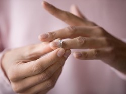 Viral Wanita Pamer Cincin Tunangan, Netizen Salah Fokus ke Kuku