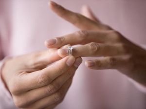 Viral Wanita Pamer Cincin Tunangan, Netizen Salah Fokus ke Kuku Viral Wanita Pamer Cincin Tunangan, Netizen Salah Fokus ke Kuku