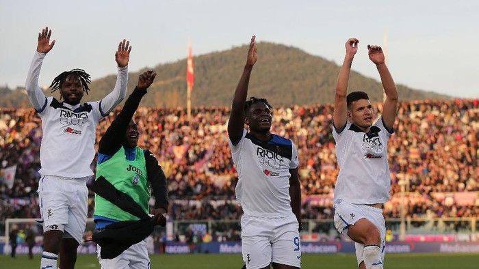 FLORENCE, ITALY - FEBRUARY 08: All players of Atalanta BC celebrates the victory during the Serie A match between ACF Fiorentina and  Atalanta BC at Stadio Artemio Franchi on February 8, 2020 in Florence, Italy.  (Photo by Gabriele Maltinti/Getty Images)