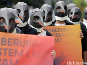 Berkostum Penguin, Greenpeace Kampanyekan soal Penyelamatan Laut