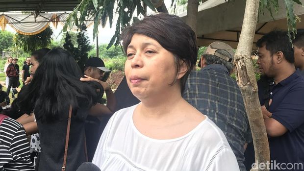 Tante Karen, Lita Zein saat di pemakaman