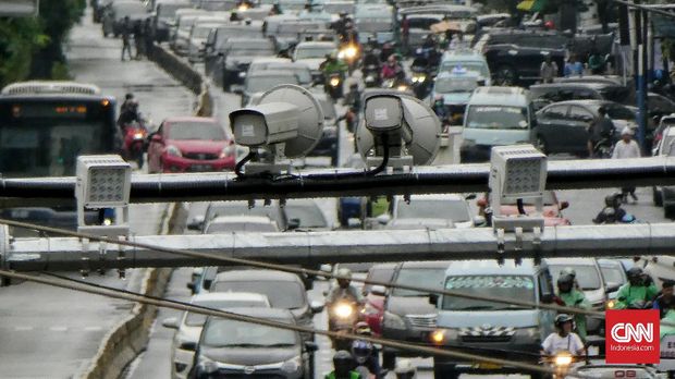 Sistem tilang elektronik (E-TLE) sepeda motor sudah berlaku pada 1 Februari 2020 di kawasan Gajah Mada, Hayam Wuruk dan Harmoni. Jakarta. Minggu (9/2/2020). Kamera E-TLE (Electronic Traffic Law Enforcement) akan merekam motor yang melakukan pelanggaran dengan sistem pada E-TLE yang akan melacak pelat nomor motor di data base kepolisian. CNN Indonesia/Andry Novelino