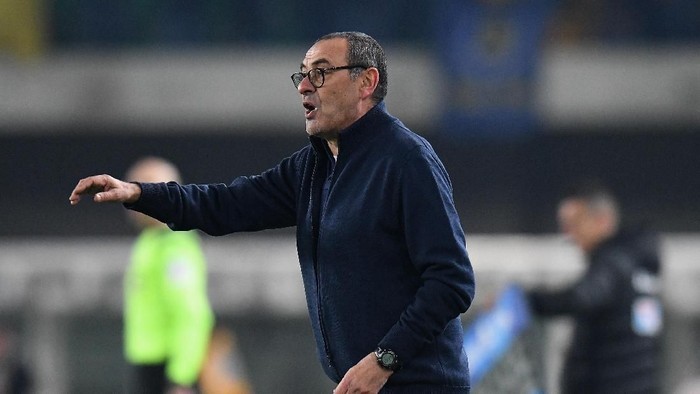 VERONA, ITALY - FEBRUARY 08:  Maurizio Sarri head coach of Juventus  issues instructions to Cristiano Ronaldo of Juventus during the Serie A match between Hellas Verona and  Juventus at Stadio Marcantonio Bentegodi on February 8, 2020 in Verona, Italy.  (Photo by Alessandro Sabattini/Getty Images)