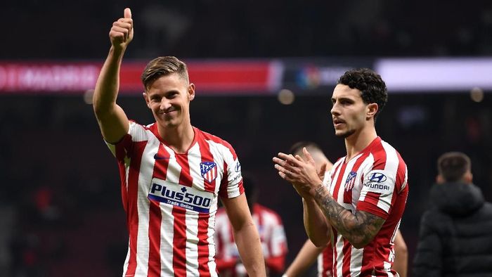 MADRID, SPAIN - FEBRUARY 08: Marcos Llorente and Mario Hermoso of Atletico Madrid acknowledge the fans following the Liga match between Club Atletico de Madrid and Granada CF at Wanda Metropolitano on February 08, 2020 in Madrid, Spain. (Photo by Denis Doyle/Getty Images)