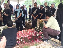 Damayanti Noor Dikubur Satu Liang Lahat dengan Chrisye