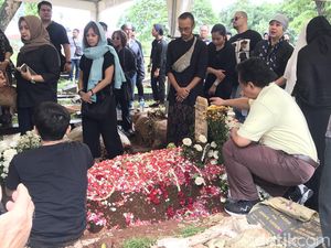 Damayanti Noor Dikubur Satu Liang Lahat dengan Chrisye Damayanti Noor Dikubur Satu Liang Lahat dengan Chrisye