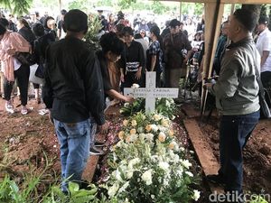 Kematian Anaknya Dianggap Tak Wajar, Karen Pooroe Proses ke Polisi