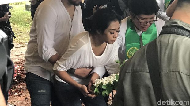 Karen saat pemakaman anaknya
