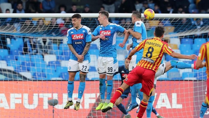 NAPLES, ITALY - FEBRUARY 09: Marco Mancosu of US Lecce scores the 1-3 goal during the Serie A match between SSC Napoli and  US Lecce at Stadio San Paolo on February 09, 2020 in Naples, Italy. (Photo by Francesco Pecoraro/Getty Images)