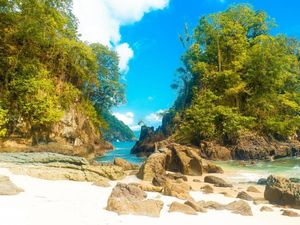 Main ke Pantai Rasa Gunung di Teluk Hijau Banyuwangi