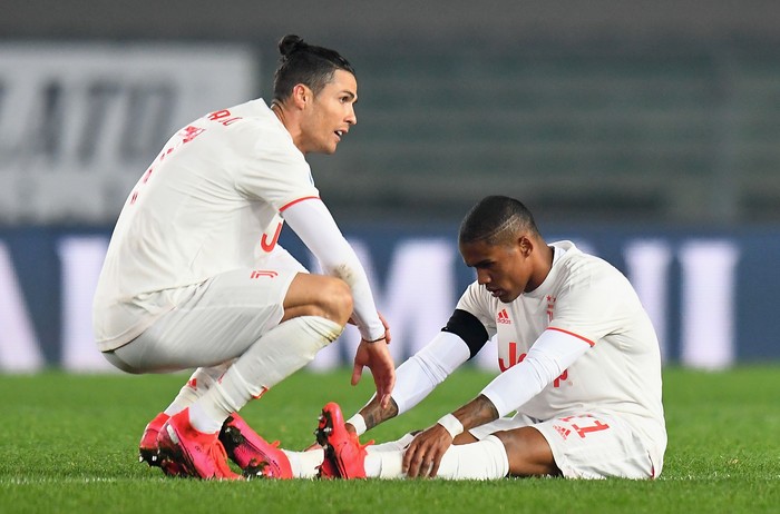 VERONA, ITALY - FEBRUARY 08: Cristiano Ronaldo of Juventus and  Douglas Costa of Juventus during the Serie A match between Hellas Verona and  Juventus at Stadio Marcantonio Bentegodi on February 8, 2020 in Verona, Italy.  (Photo by Alessandro Sabattini/Getty Images)