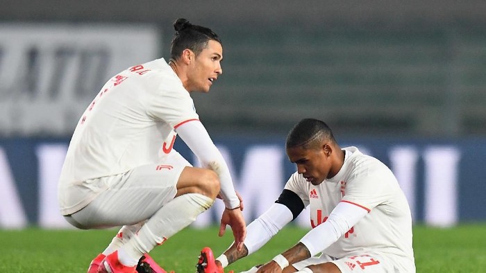 VERONA, ITALY - FEBRUARY 08: Cristiano Ronaldo of Juventus and  Douglas Costa of Juventus during the Serie A match between Hellas Verona and  Juventus at Stadio Marcantonio Bentegodi on February 8, 2020 in Verona, Italy.  (Photo by Alessandro Sabattini/Getty Images)