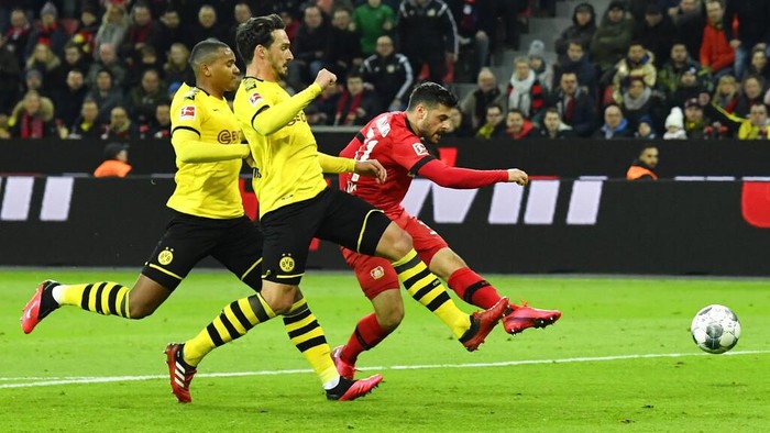 leverkusen vs dortmund Leverkusens Kevin Volland scores his side opening goal the German Bundesliga soccer match between Bayer Leverkusen and Borussia Dortmund in Leverkusen, Germany, Saturday, Feb. 8, 2020. (AP Photo/Martin Meissner)