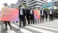 Topeng Penguin Warnai Aksi Greenpeace Indonesia di CFD