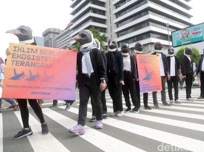 Topeng Penguin Warnai Aksi Greenpeace Indonesia di CFD