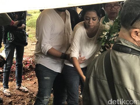 Karen Idol Terkulai Lemas Hingga Pingsan Dua Kali di Pemakaman Putrinya