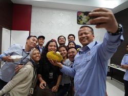 Peringati Hari Pers, Menteri Edhy Asyik Pesta Durian Bareng Wartawan