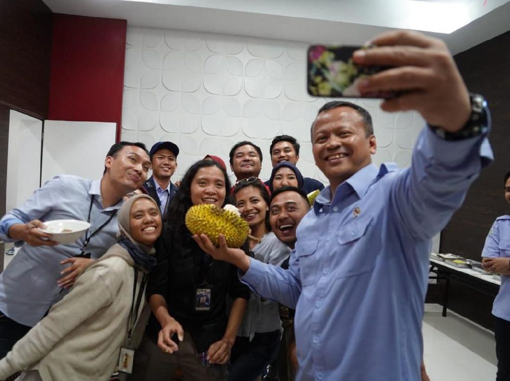 Peringati Hari Pers, Menteri Edhy Asyik Pesta Durian Bareng Wartawan Peringati Hari Pers, Menteri Edhy Asyik Pesta Durian Bareng Wartawan