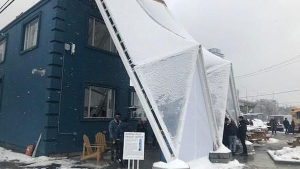 Aneh, Ada Jas Hujan Buat Bangunan