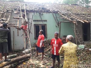Kerugian Akibat Angin Kencang di Blitar Capai Rp 830 Juta Kerugian Akibat Angin Kencang di Blitar Capai Rp 830 Juta