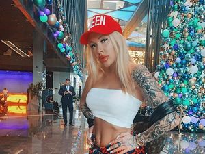 Istri Pesepakbola Nyanyi Lagu Nasional Pamer Celana Dalam, Terancam Dipenjara