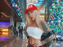 Istri Pesepakbola Nyanyi Lagu Nasional Pamer Celana Dalam, Terancam Dipenjara