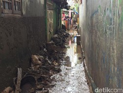 Warga di Kampung Melayu Bersih-bersih Lumpur Sisa Banjir 1 Meter