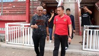 Tiba di lokasi Irawan langsung mengecek dua ruang ganti pemain, dilanjutkan ke ruang presscom, dan toilet, selanjut melihat lapangan. Setelah melihat kondisi lapangan Irawan mengaku stadion Gelora Delta ini sangat mumpuni meskipun sebagai stadion pendamping.