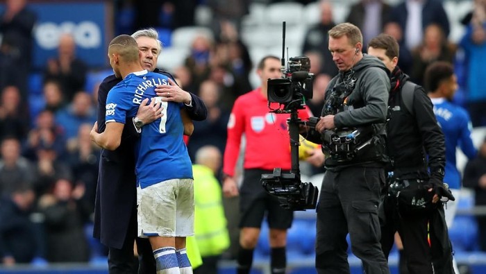 LIVERPOOL, ENGLAND - FEBRUARY 08: Carlo Ancelotti, Manager of Everton embraces Richarlison of Everton following the Premier League match between Everton FC and Crystal Palace at Goodison Park on February 08, 2020 in Liverpool, United Kingdom. (Photo by Alex Livesey/Getty Images)